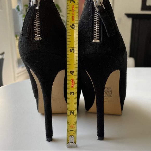 NINE WEST. classic black suede pumps. Size 7 - Picture 4 of 5